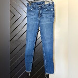 Siwy denim in mid rise. Size 27. Excellent condition.